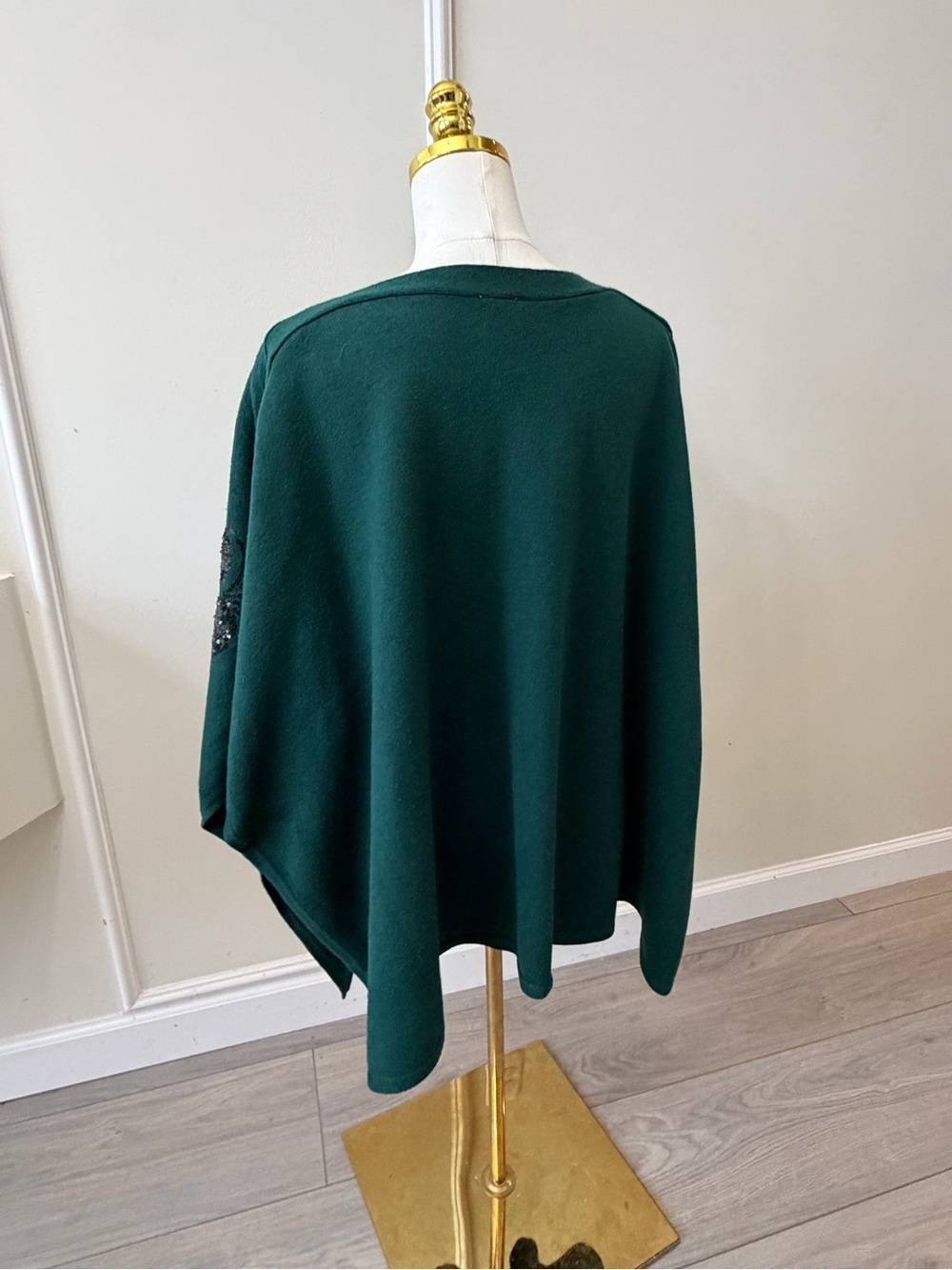 Anne Klein Emerald Green Sequin Floral Poncho Top - Picture 5 of 8